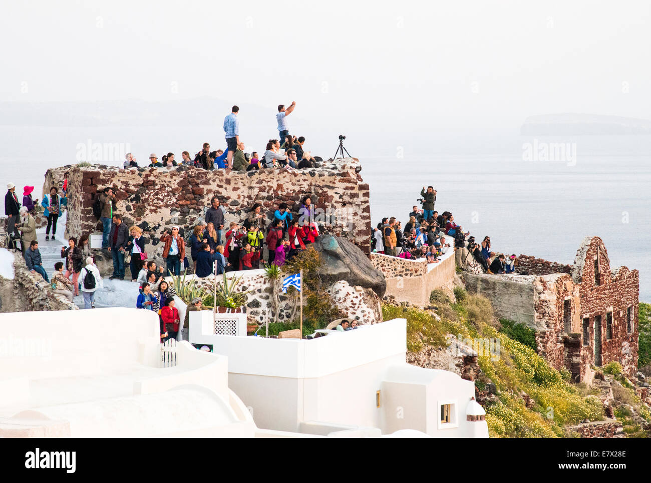Touristen, die Versammlung für den berühmten Sonnenuntergang, Oia, Santorini (Thira), Griechenland Stockfoto