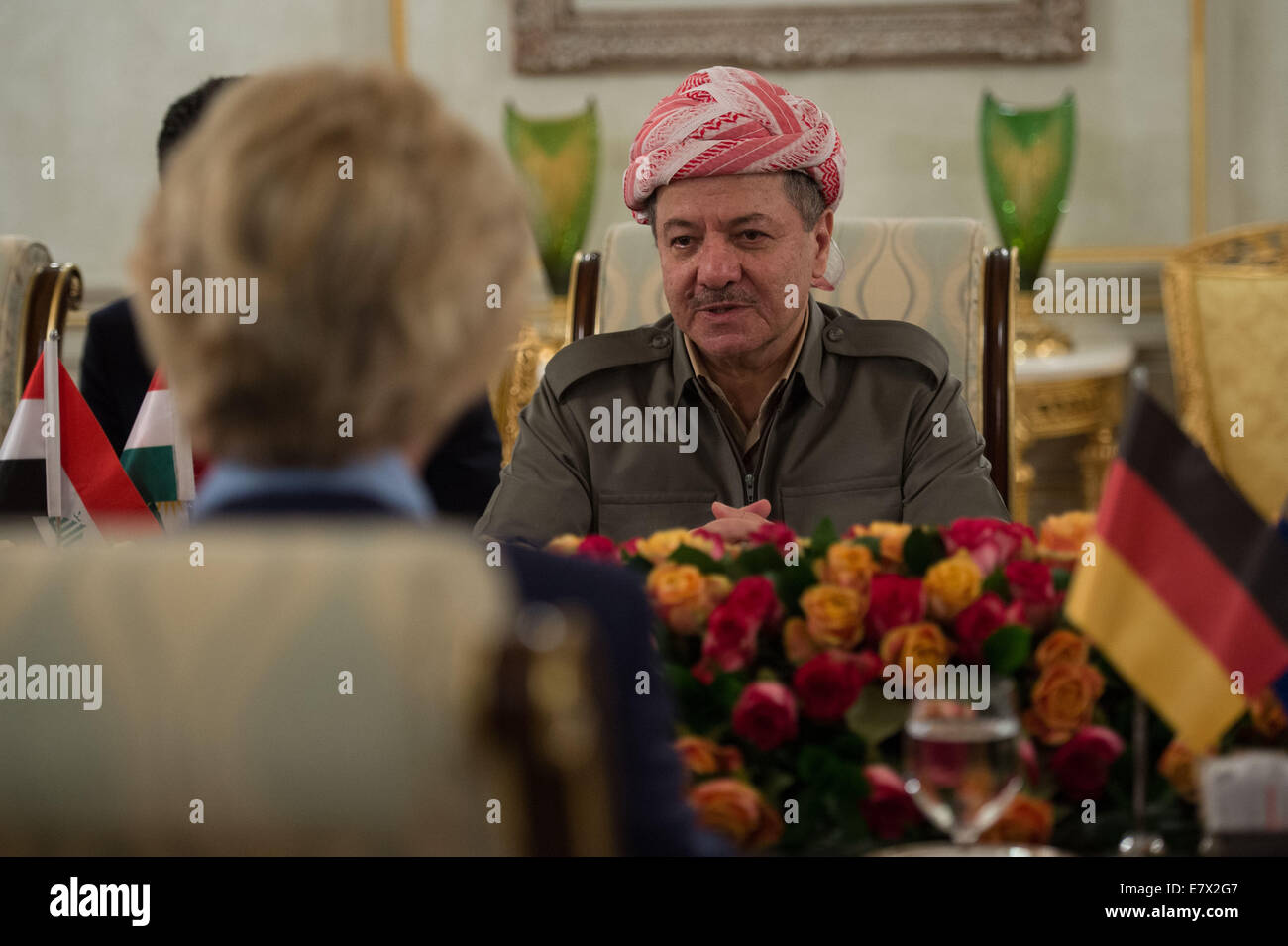 Arbil, Irak. 25. Sep, 2014. Masoud Barzani (R), Präsident der kurdischen autonomen Region im Nord-Irak spricht Deutsch Verteidigungsministerin Ursula von der Leyen in Erbil, Irak, 25. September 2014. Von der Leyen ist für den Tag in den Irak reisen. Foto: MAJA HITIJ/Dpa/Alamy Live News Stockfoto