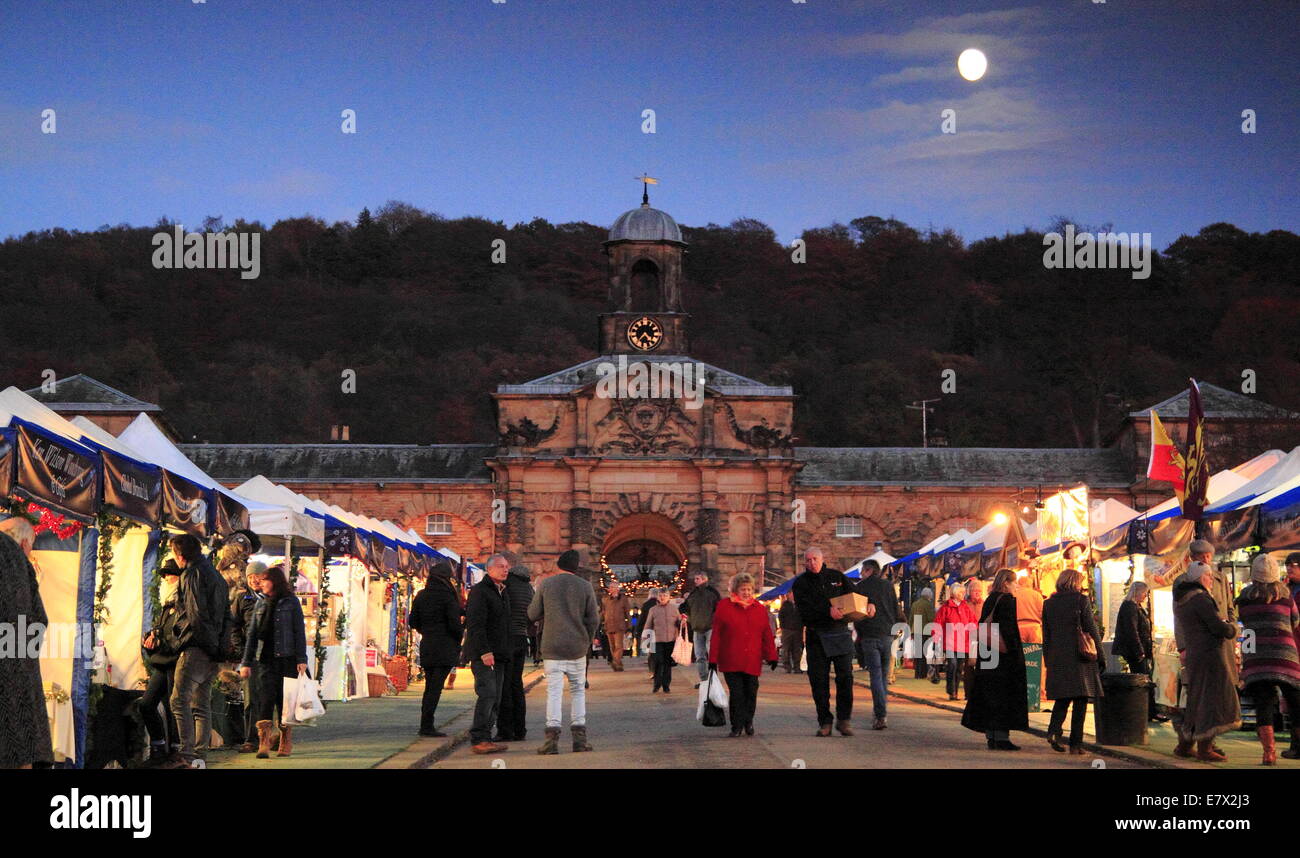 Der Weihnachtsmarkt in vollem Gange außerhalb der Ställe auf dem Gelände des Chatsworth House, Peak District, Derbyshire England Großbritannien Stockfoto