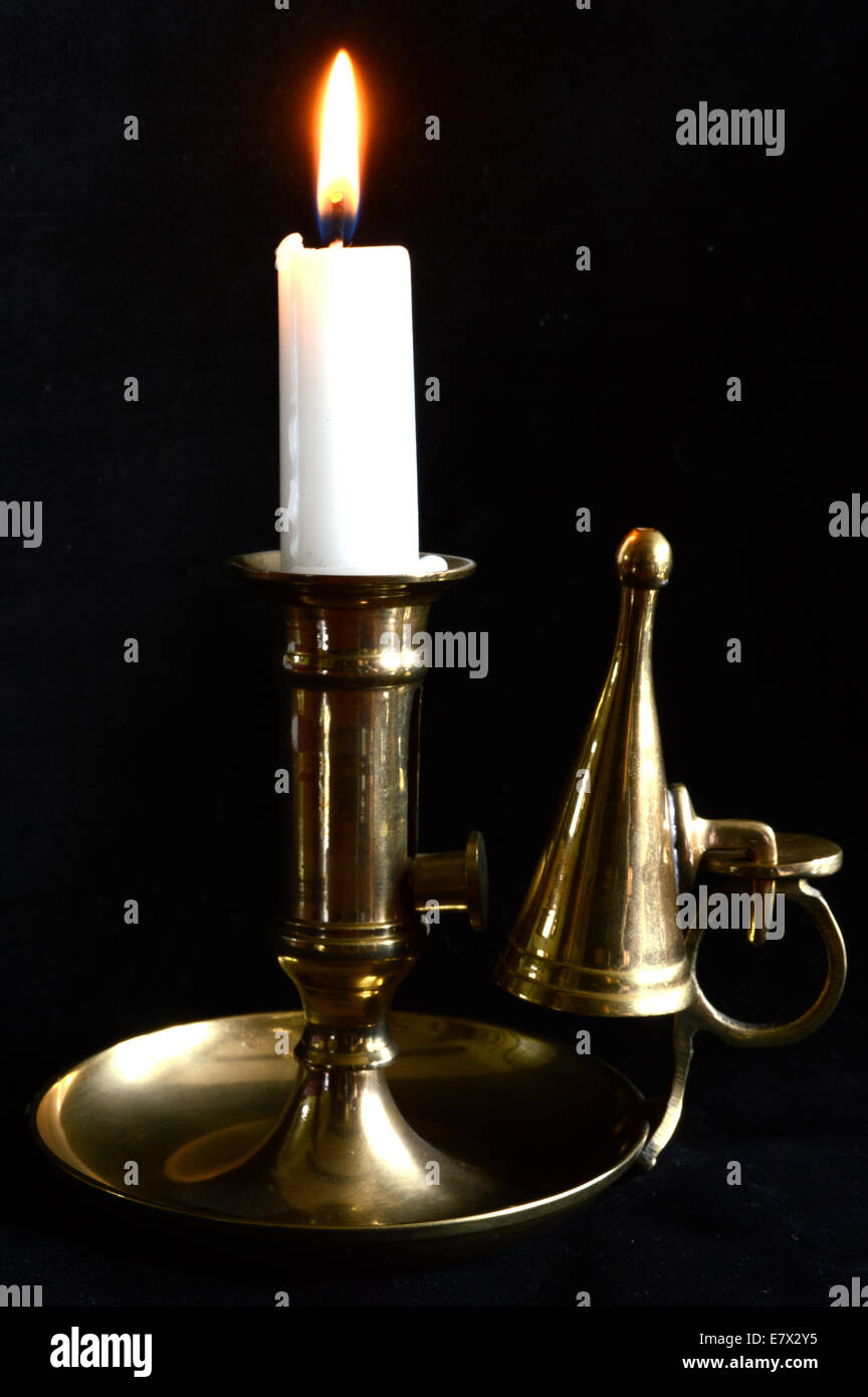 Weiße Kerze in einer Messing-Halterung Stockfoto
