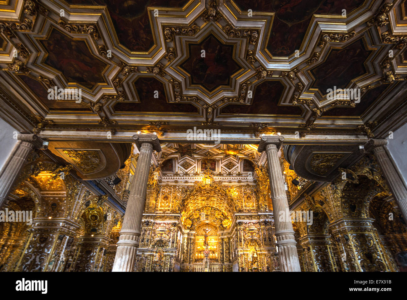 Brasilien, Salvador, Statuen von Heiligen und goldenen Verzierungen in die St.-Franziskus-Kirche Stockfoto