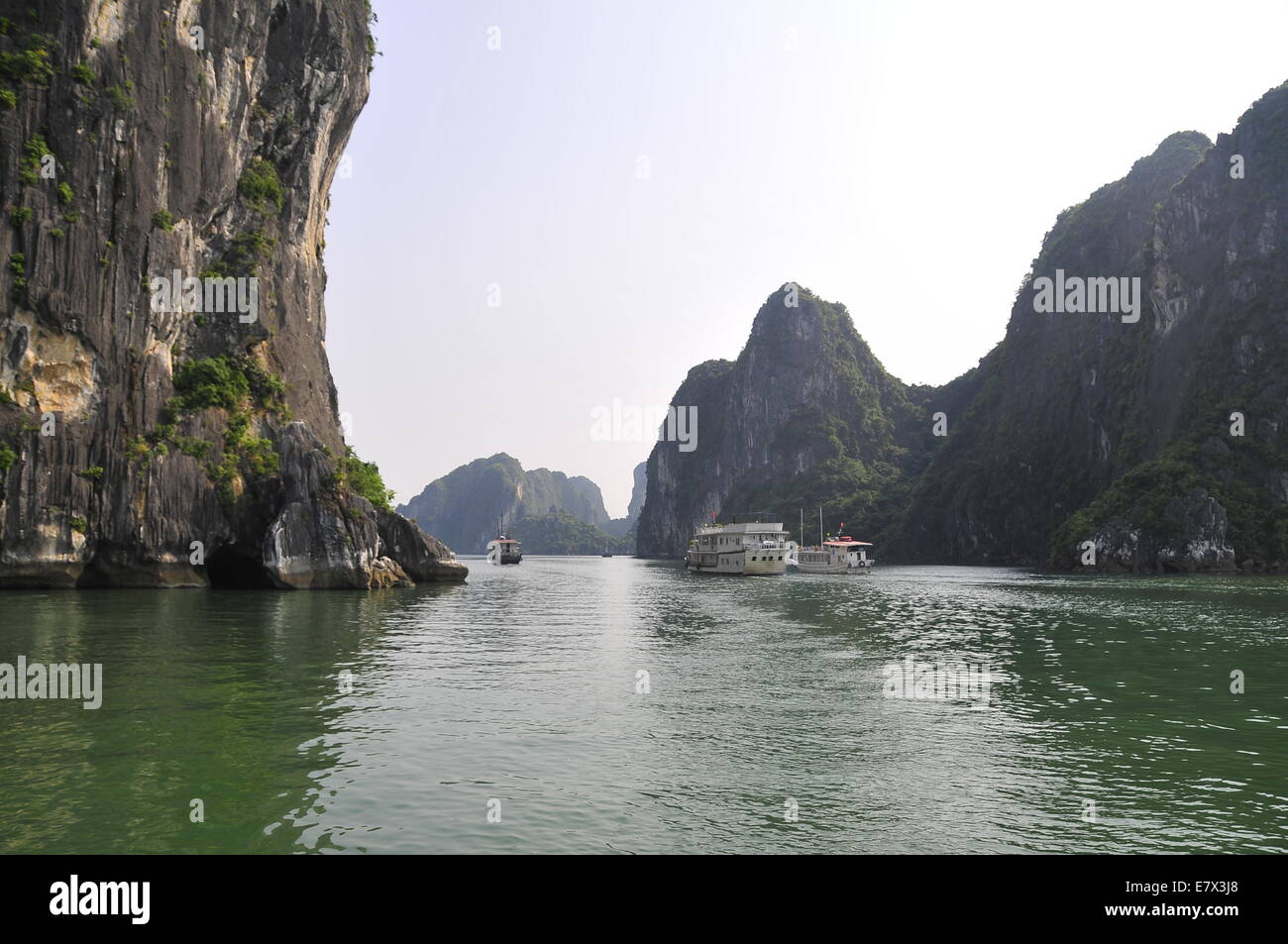 Ha Long Bucht, Vietnam. 24. Sep, 2014. Schiffe verkehren zwischen den Inseln und Inselchen in Ha Long Bay, Nordvietnam, 24. September 2014 durch Wasserstraßen. Ha Long Bay, im Golf von Tonkin, enthält einige 1.600 Inseln und Inselchen, bilden eine spektakuläre Seenlandschaft von Kalksteinsäulen. Aufgrund ihrer schroffen Natur sind die meisten Inseln unbewohnt und unberührt von menschlicher Anwesenheit. Herausragende landschaftliche Schönheit des Aufstellungsortes wird durch seine große biologische Interesse ergänzt. Es war im Jahr 1994 eingeschriebenen im UNESCO Weltnaturerbe-Liste. © Zhang Jianhua/Xinhua/Alamy Live-Nachrichten Stockfoto