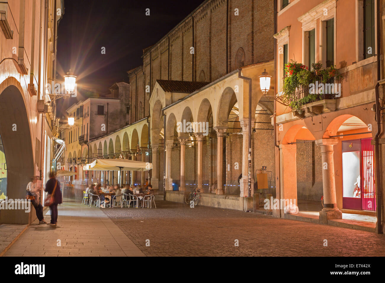 PADUA, Italien - 10. September 2014: Die Kirche Santa Maria dei Servi und Via Roma in der Nacht. Stockfoto