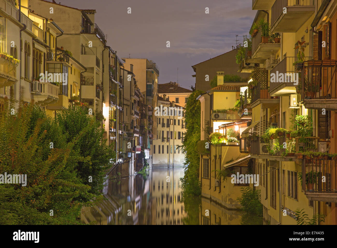 Padua - Wohnungen über den Kanal in der Nacht Stockfoto