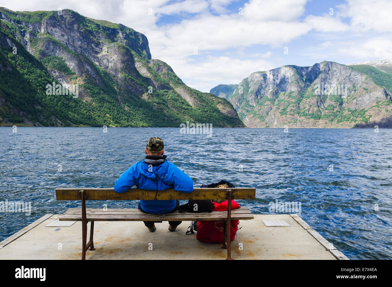 Warten auf die Fähre nach Flåm an Aurland Waterfront. Aurlandsfjorden, Norwegen Stockfoto
