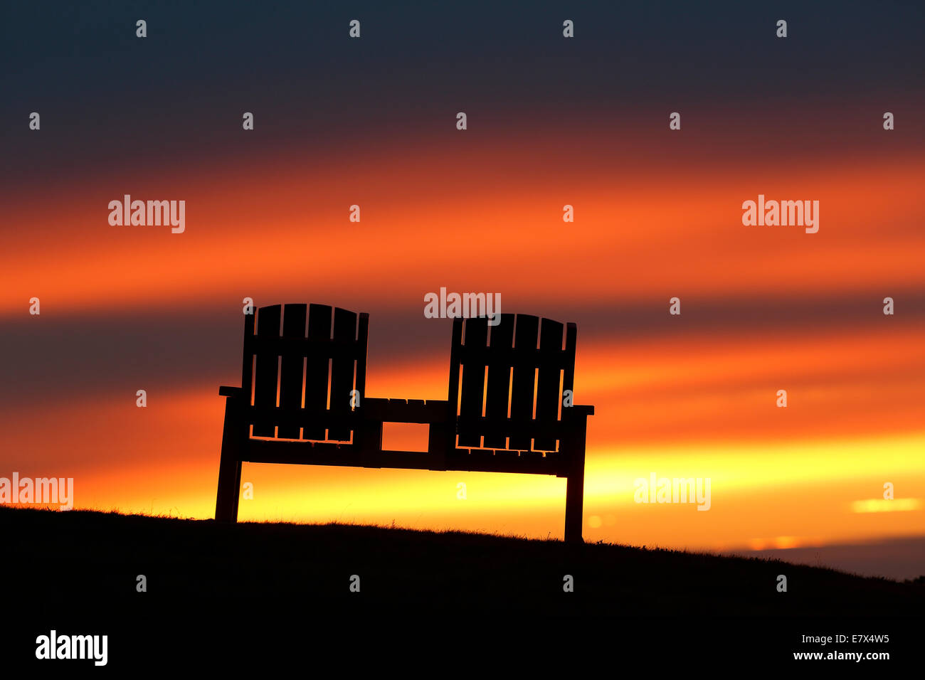 Zwei Stühle mit Blick auf Sonnenuntergang auf dem Cabot Trail, Pleasant Bay, Cape Breton Island, Nova Scotia, Kanada Stockfoto