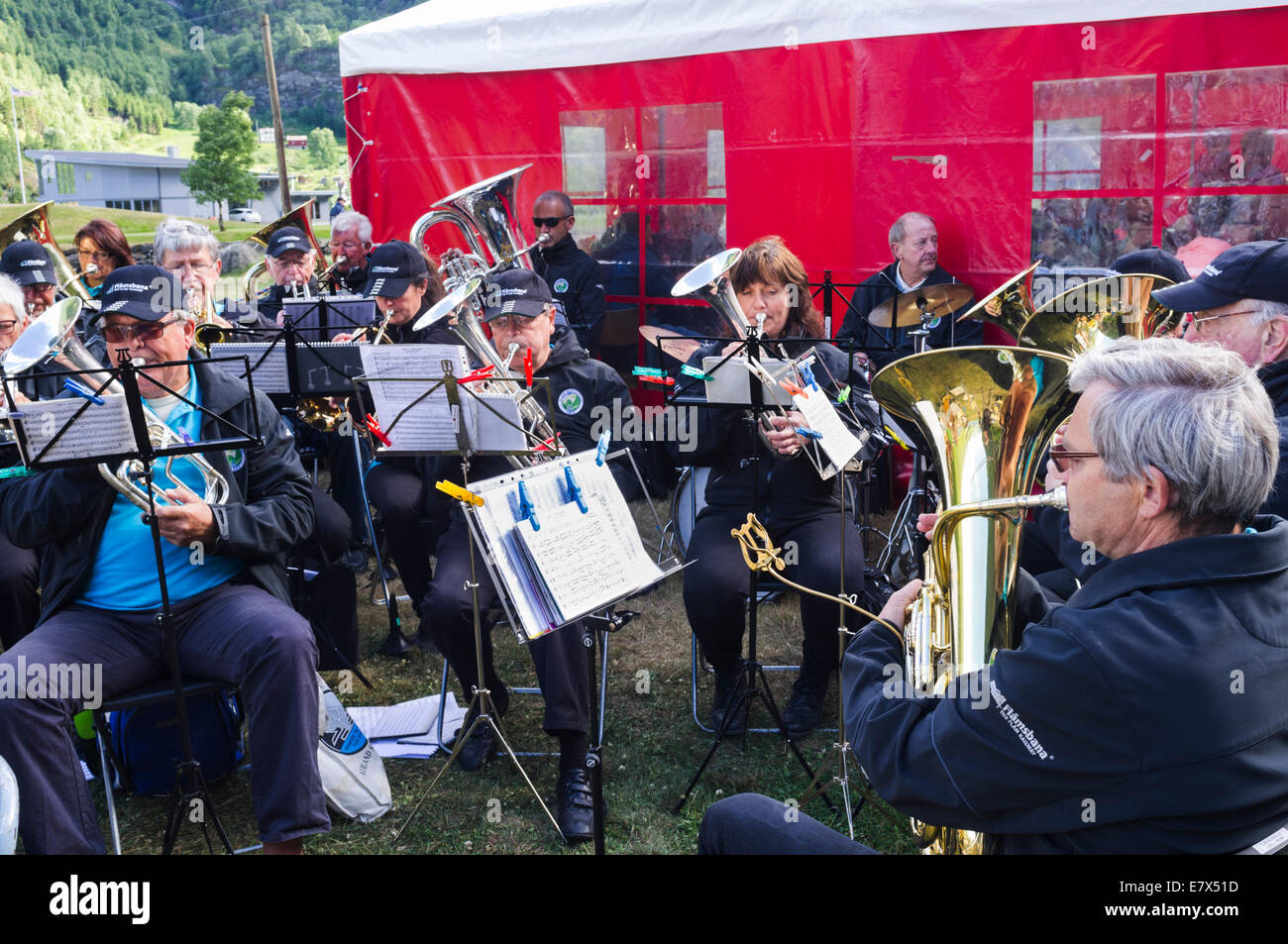 Musik-Band. Sommerfest Tag Sankthansaften (Sommernachtstraum). Flåm, Norwegen Stockfoto