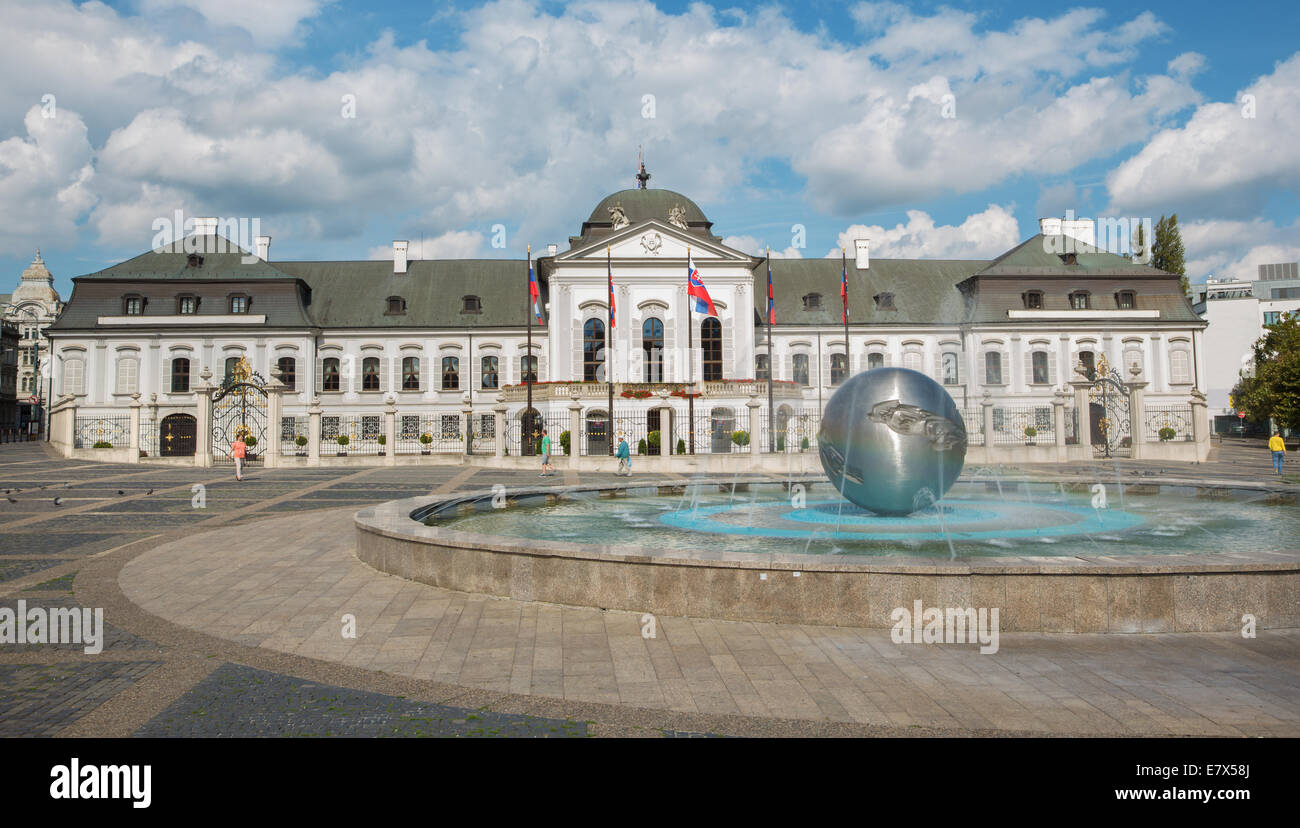 BRATISLAVA, Slowakei - 21. September 2014: The Presidents (oder Grasalkovic) Palast und Brunnen "Jugend" des Bildhauers Tibor Bártfay Stockfoto