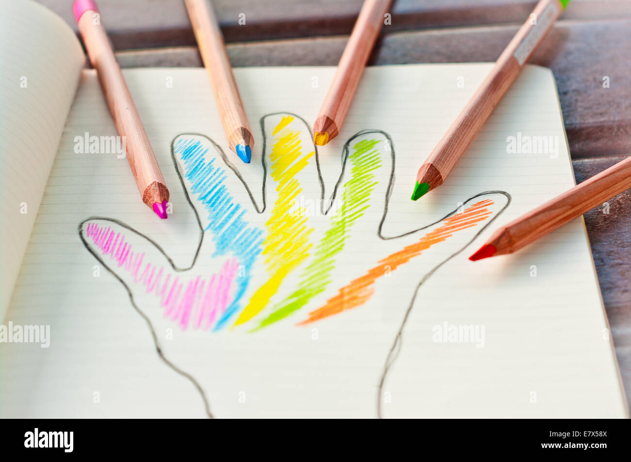 Hand gefärbt durch farbige Stifte auf Notebook Seite Stockfoto