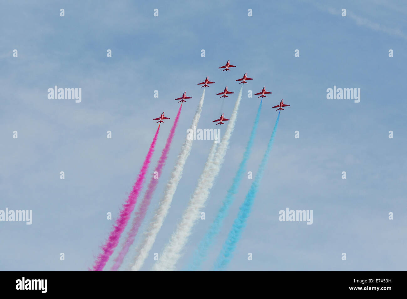 Royal Air Force Red Arrow Kunstflugstaffel im Formationsflug Stockfoto