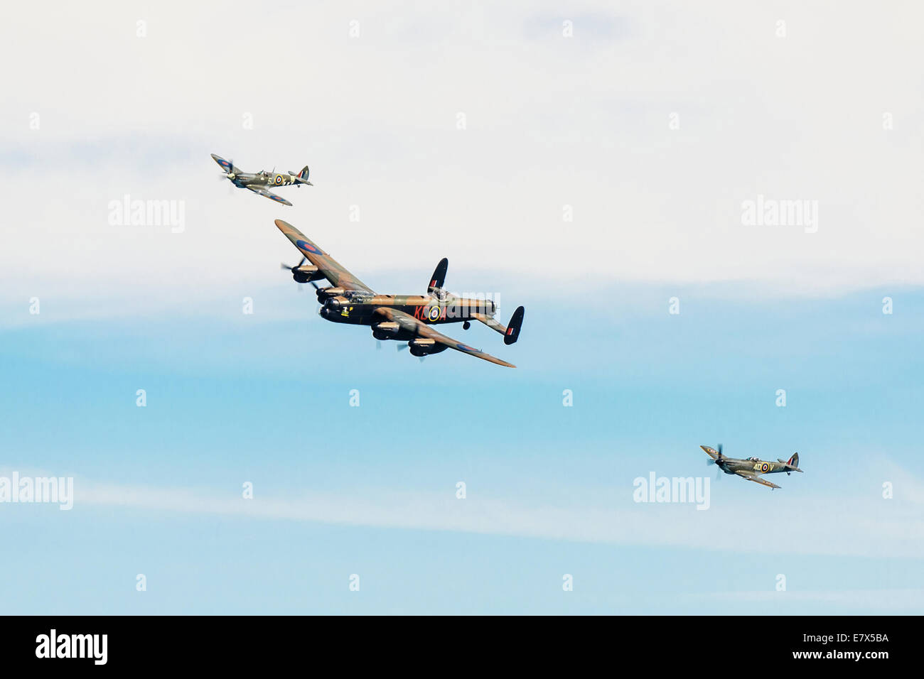 Die Battle of Britain Memorial Flight, Spitfire Lancaster und Hurrikan fliegen in Formation beim Bournemouth Air Festival Stockfoto