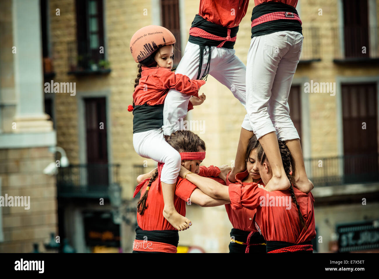 Barcelona, Spanien. 24. Sep, 2014. Die "Castellers de Barcelona" Baue einen menschlichen Turm während des Stadtfestes "La Merce 2014" vor dem Rathaus von Barcelona Credit: Matthi/Alamy Live-Nachrichten Stockfoto