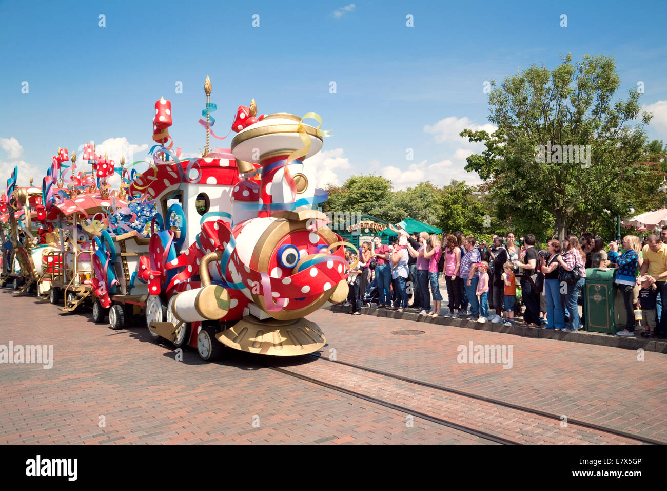 Touristen in Disneyland Paris beobachten die Disney Parade, Disneyland Paris, Frankreich-Europa Stockfoto