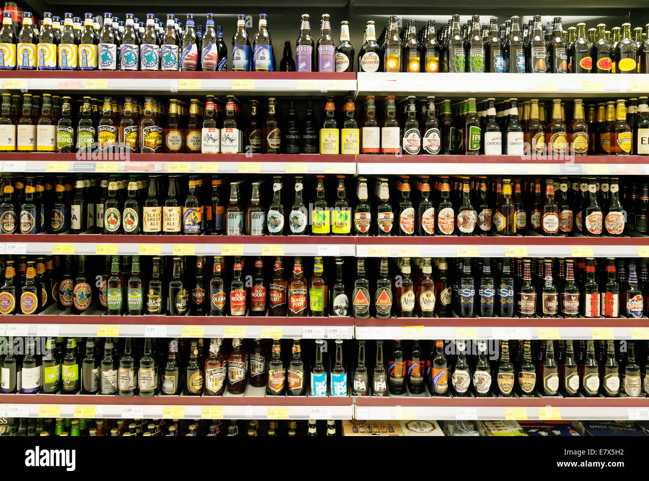 Englisch Flaschenbiere für Verkauf in einem Supermarkt auf Regalen, Tesco, Newmarket, Großbritannien Stockfoto