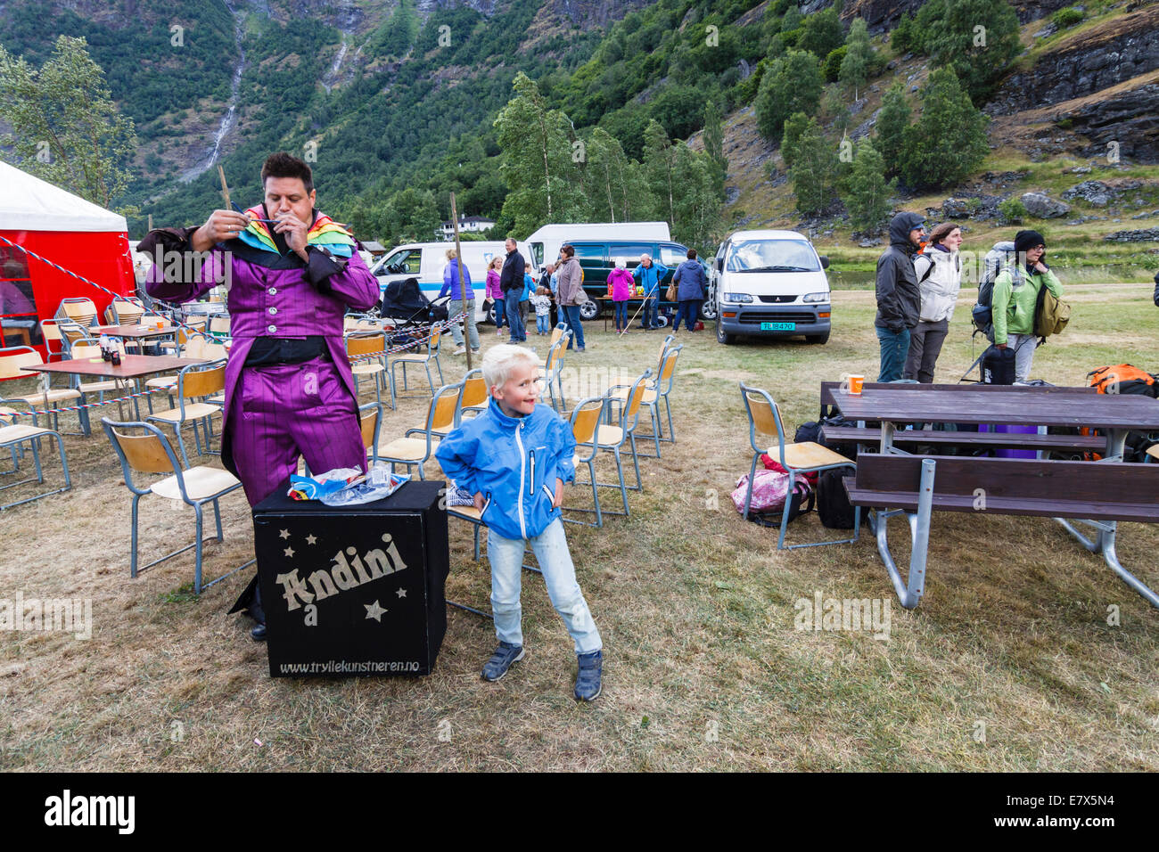 Zauberer und Kinder. Sommerfest Tag Sankthansaften (Sommernachtstraum). Flåm, Norwegen Stockfoto