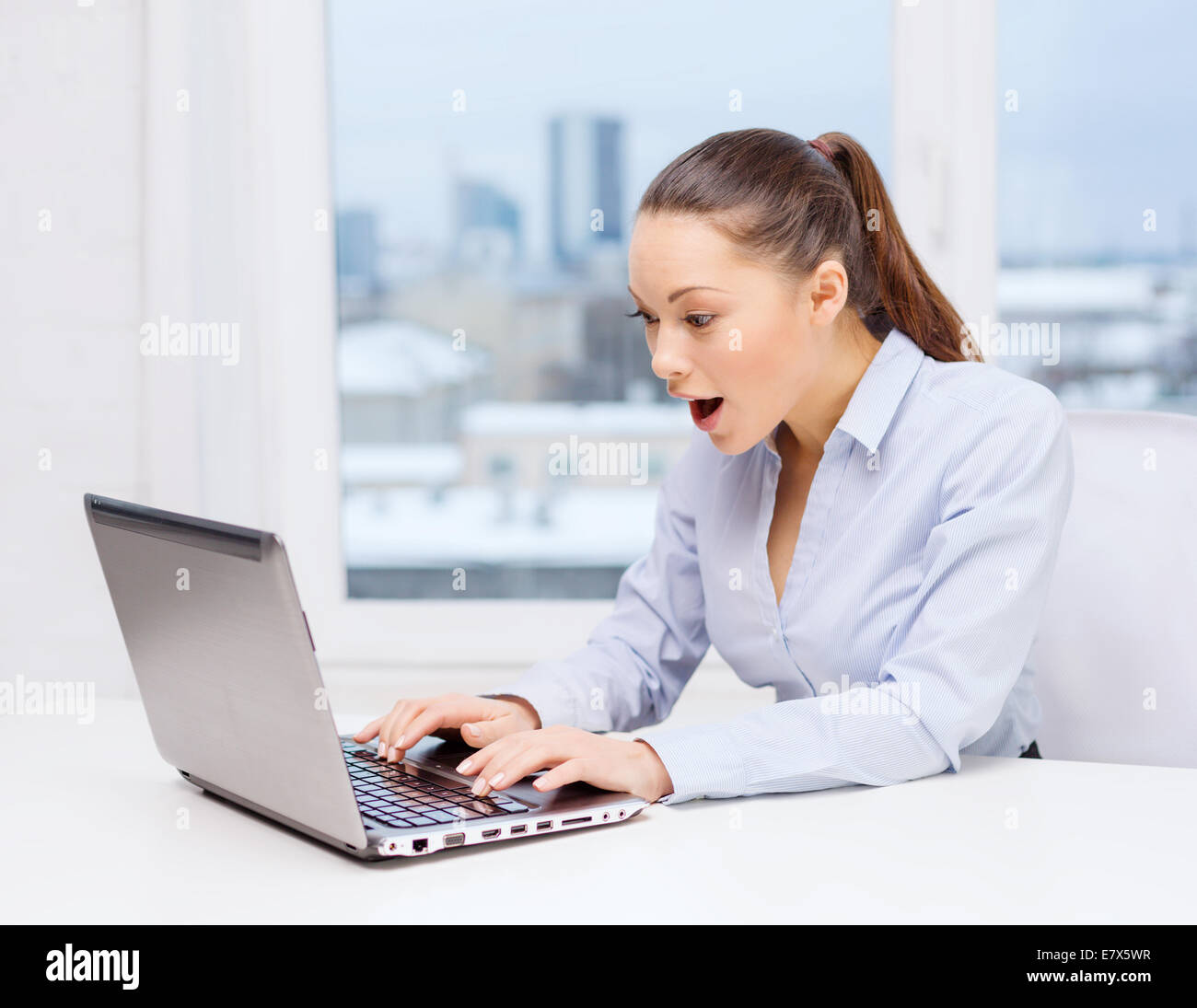 überrascht Geschäftsfrau mit laptop Stockfoto