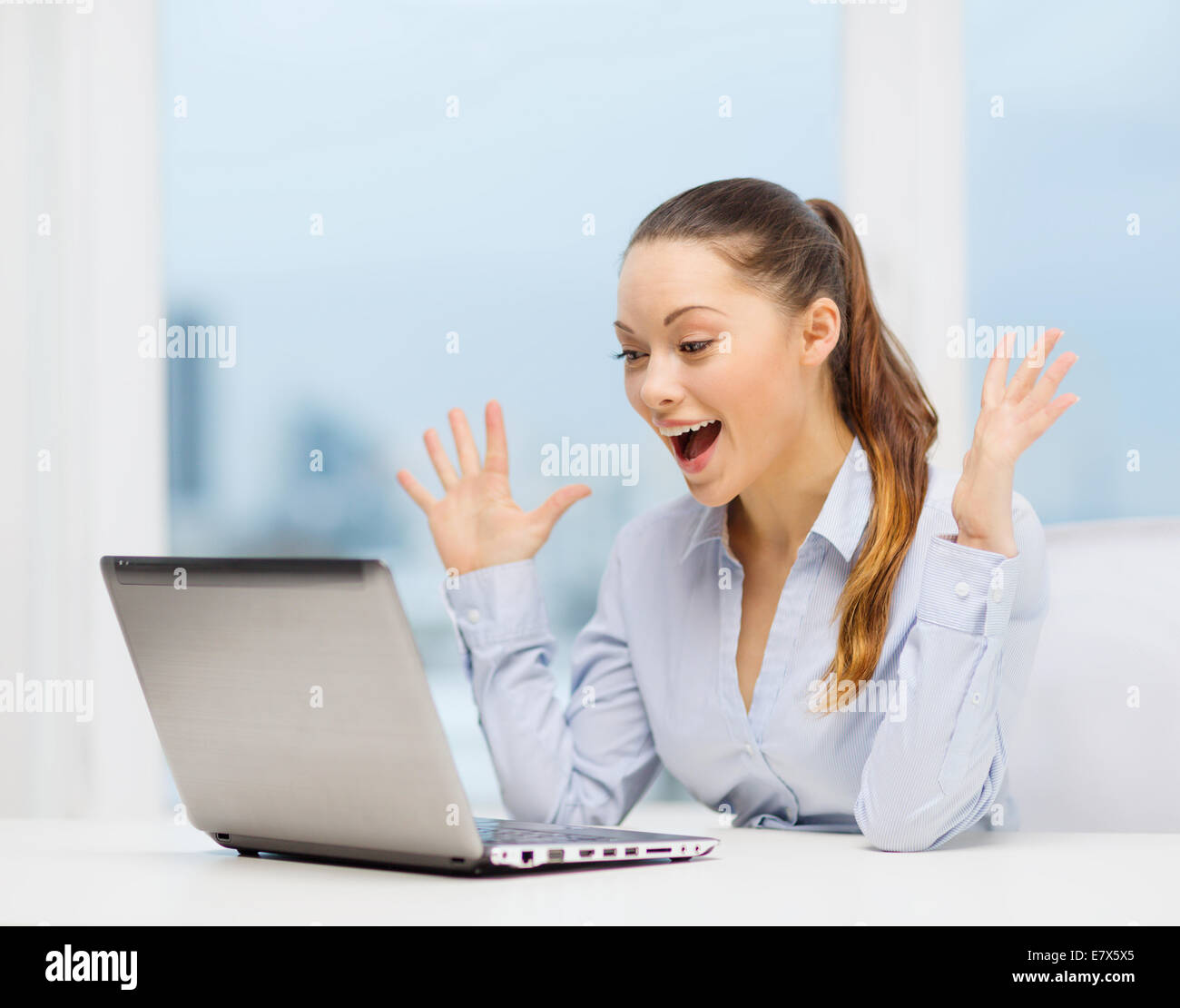 überrascht Geschäftsfrau mit laptop Stockfoto