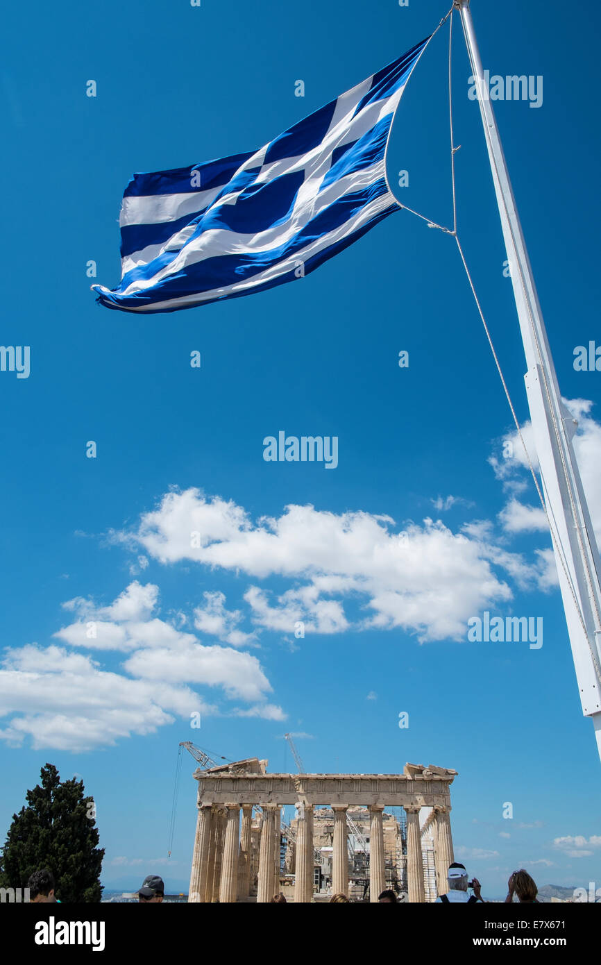 griechische Flagge Griechenland wehenden Brise blauen Himmel Wolken Stockfoto