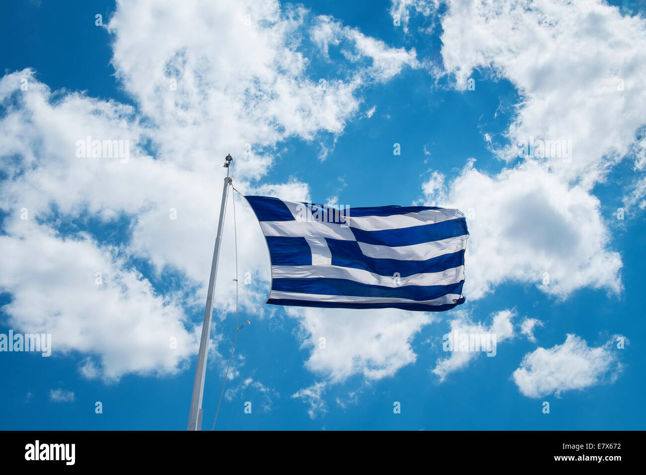 griechische Flagge Griechenland wehenden Brise blauen Himmel Wolken Stockfoto