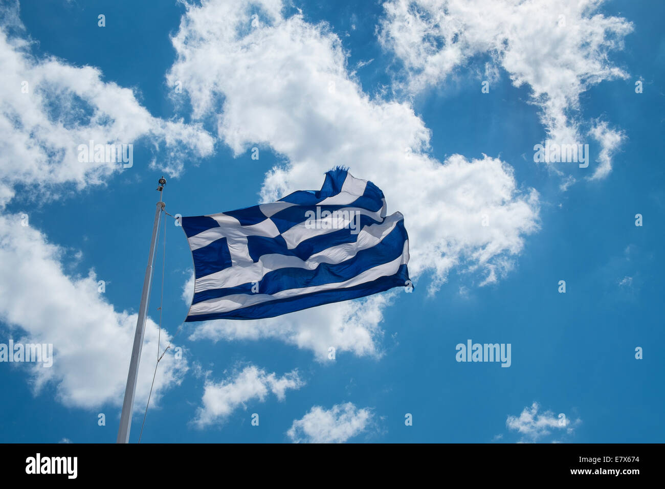 griechische Flagge Griechenland wehenden Brise blauen Himmel Wolken Stockfoto