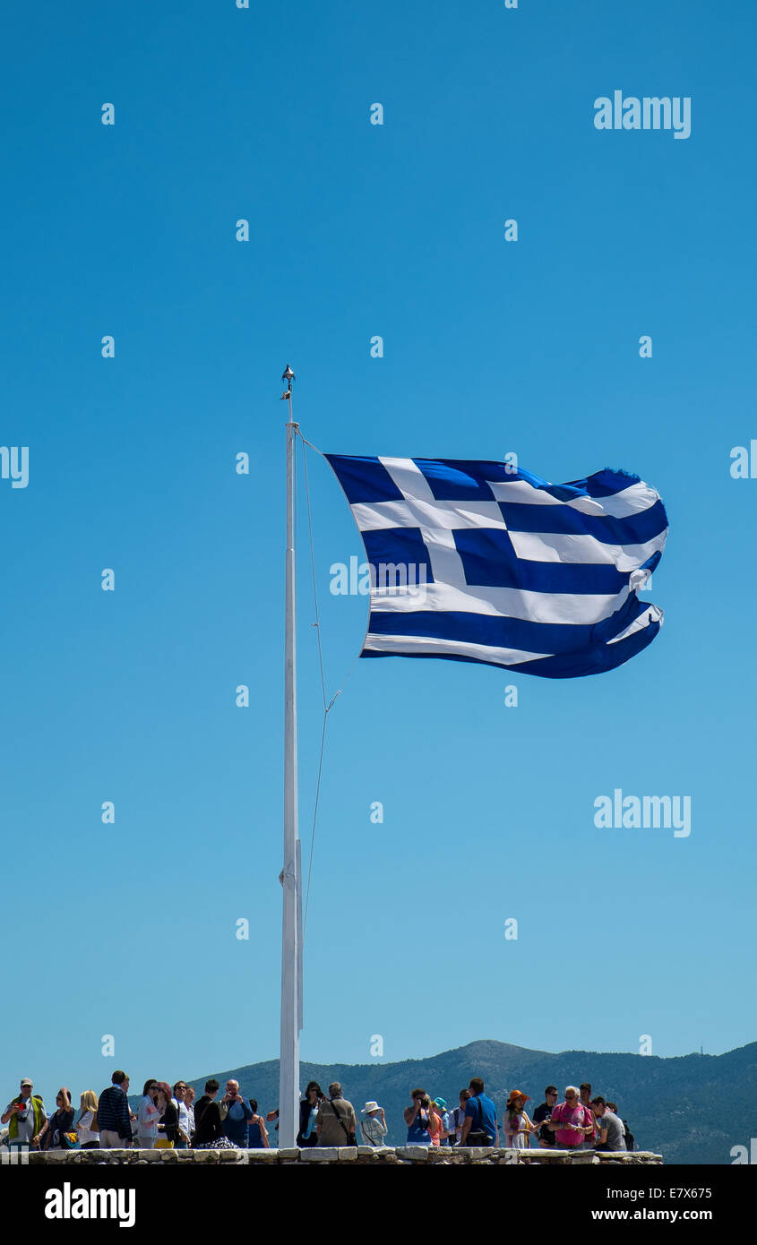 griechische Flagge Griechenland wehenden Brise blauen Himmel Wolken Stockfoto