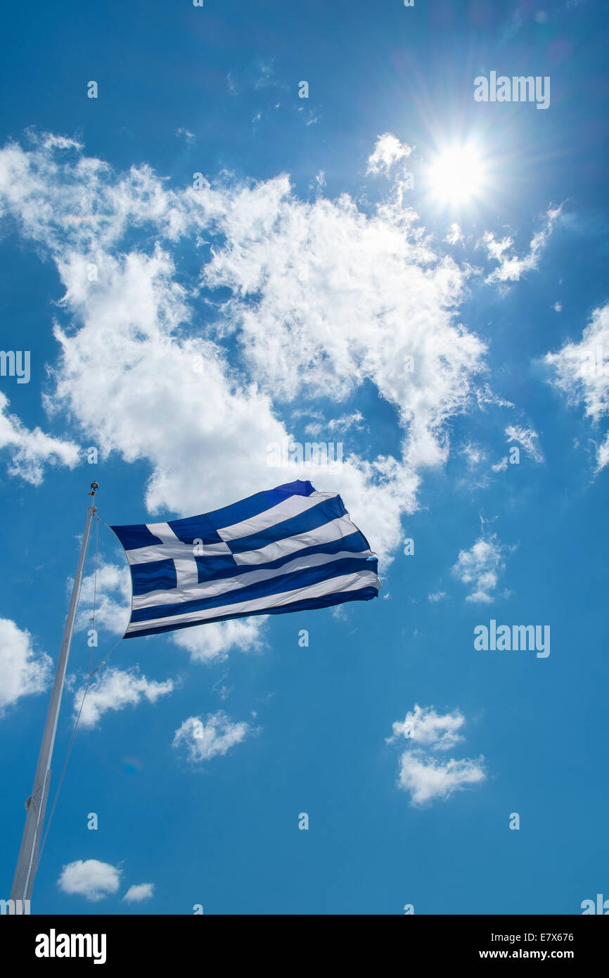 griechische Flagge Griechenland wehenden Brise blauen Himmel Wolken Stockfoto