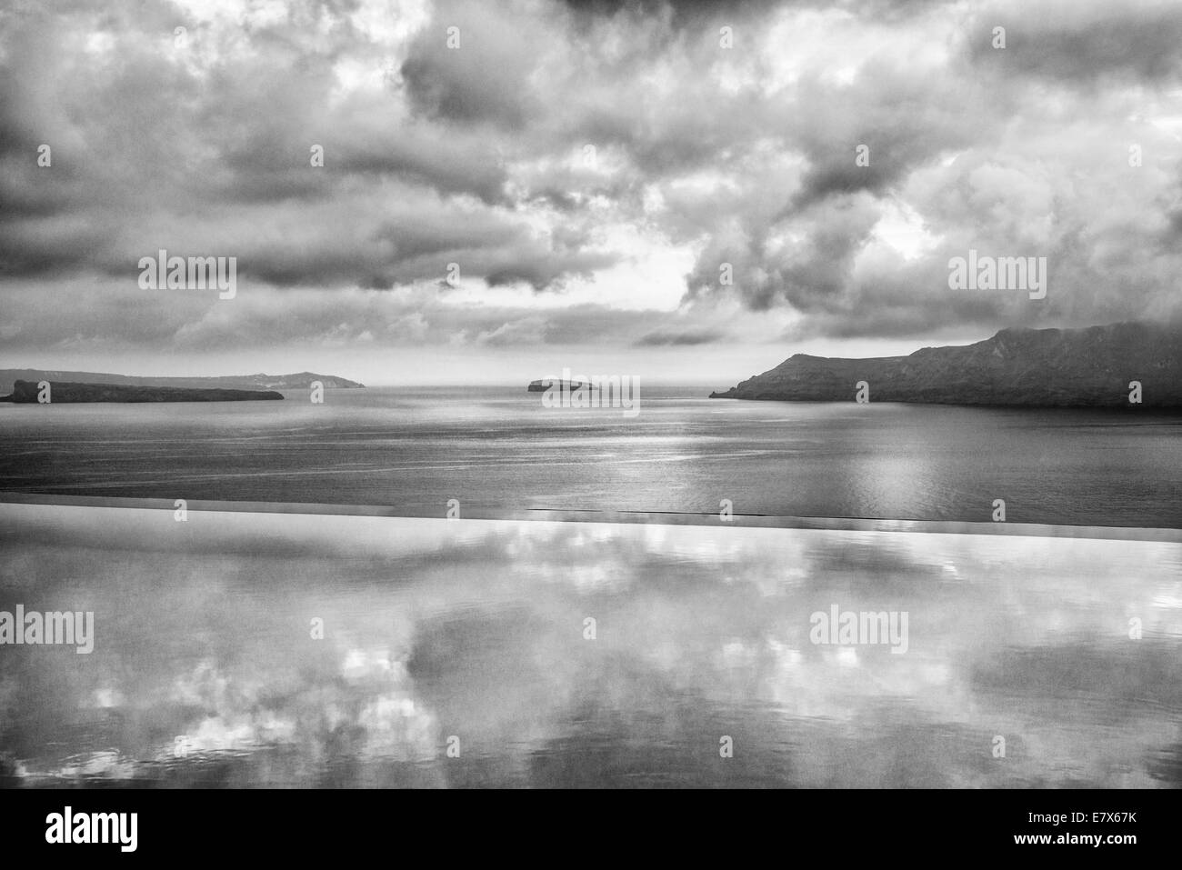 Seelandschaft mit Infinity-Pool, Oia, Santorini (Thira), Griechenland Stockfoto