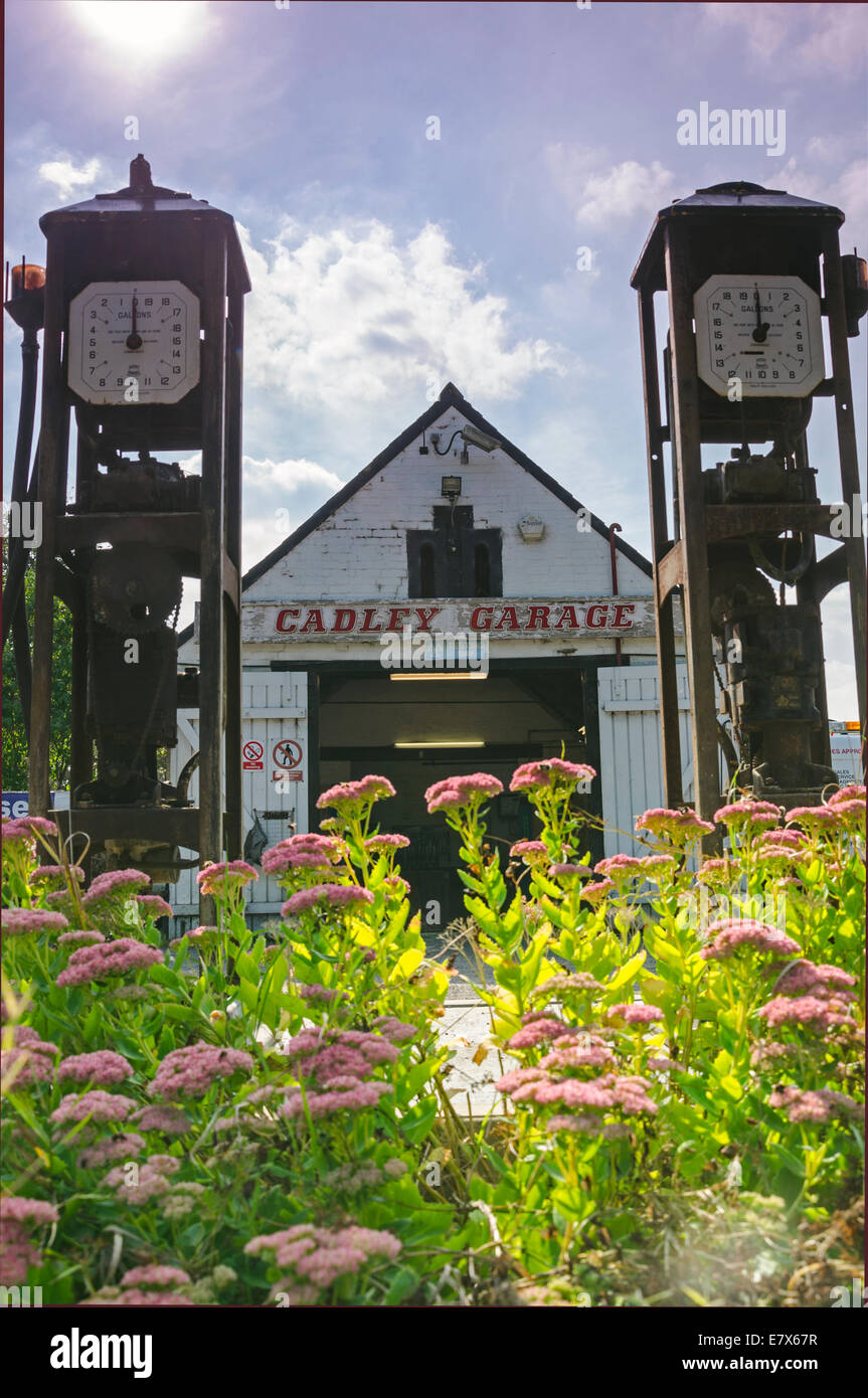 Oldtimer-Garage, Cadley Dorf Stockfoto