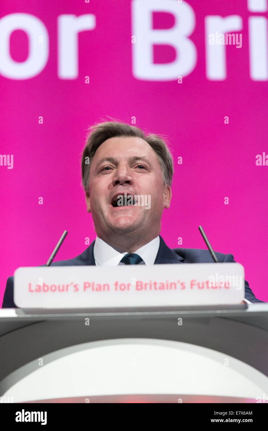 Labour Party Conference Day 2 - Montag. Ed Kugeln MP, Schatten-Kanzler, auf der Bühne. Stockfoto