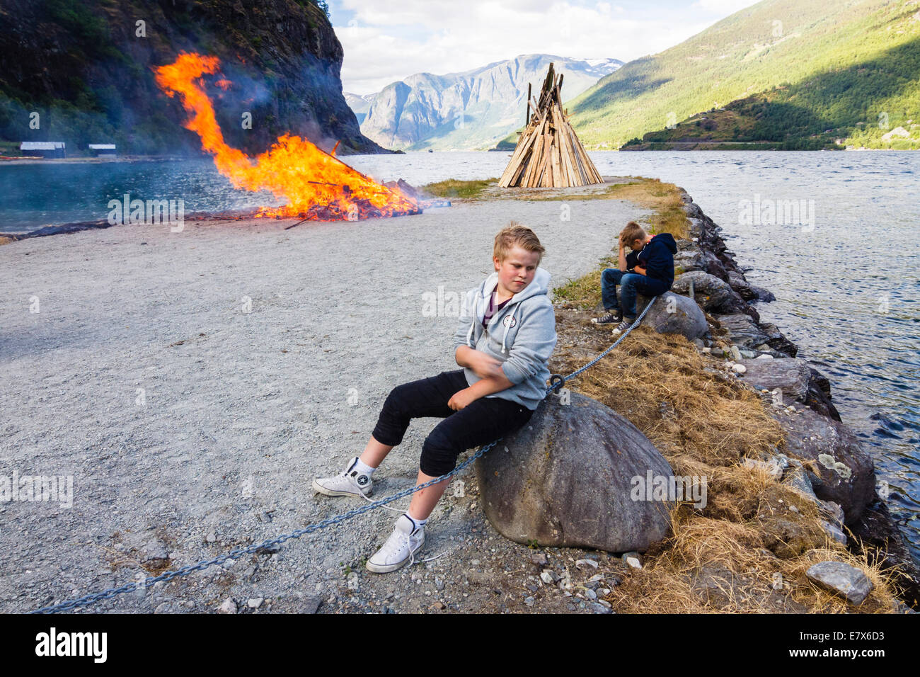 Norwegische Teenager. Sommerfest Tag Sankthansaften (Sommernachtstraum). Flåm, Norwegen Stockfoto