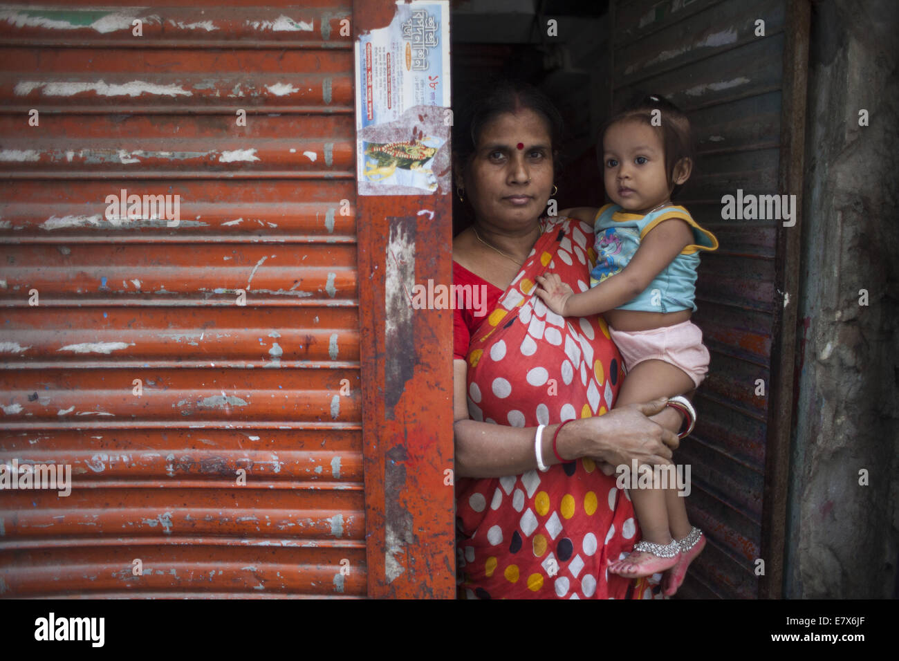 Dhaka, Bangladesch. 25. Sep, 2014. Mutter und Kind stehen neben der Straße am alten Dhaka. © Zakir Hossain Chowdhury/ZUMA Draht/Alamy Live-Nachrichten Stockfoto