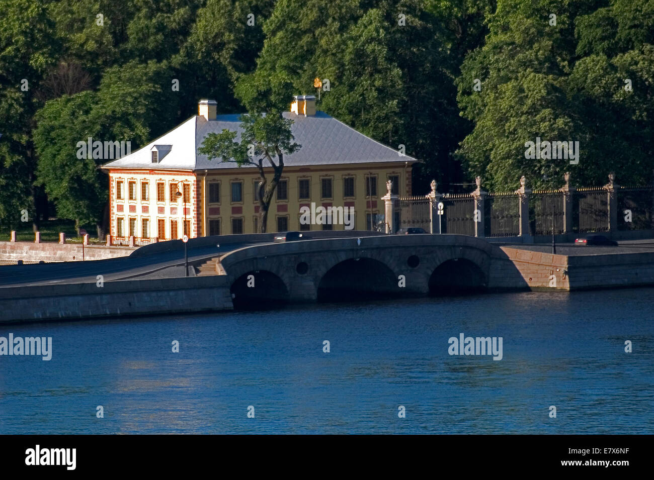 Der Blick auf St. Petersburg. Sommer Garten Palast von Piter des großen. Brücke. Newa. Stockfoto