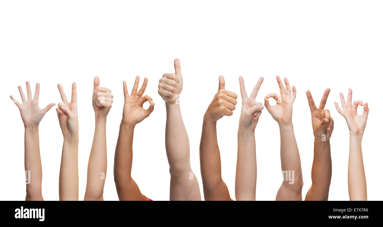 menschliche Hände zeigen, Daumen nach oben, "OK" und Peace-Zeichen Stockfoto