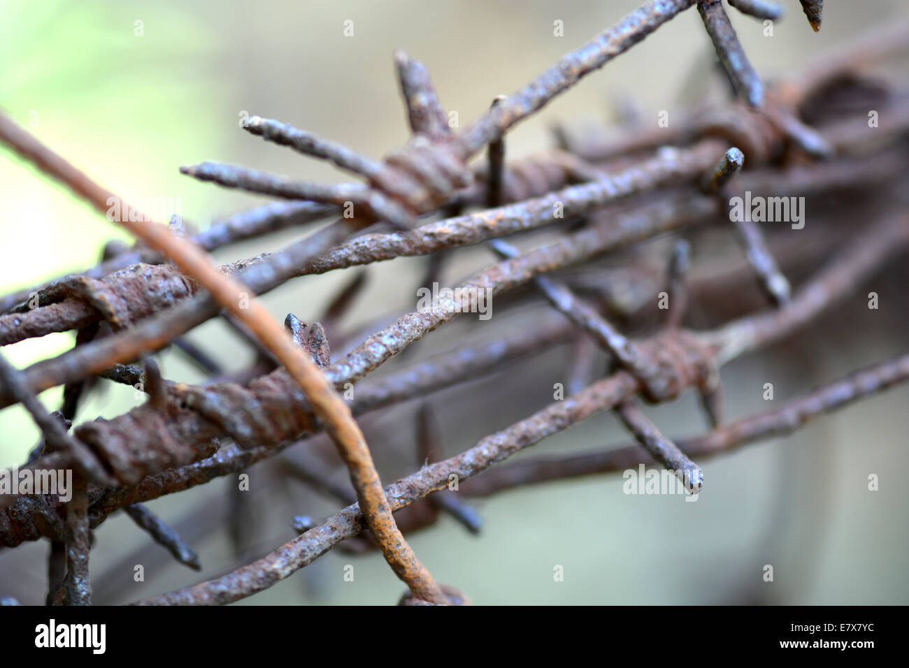 alten Maschendraht auf schwarzem Hintergrund isoliert Stockfoto