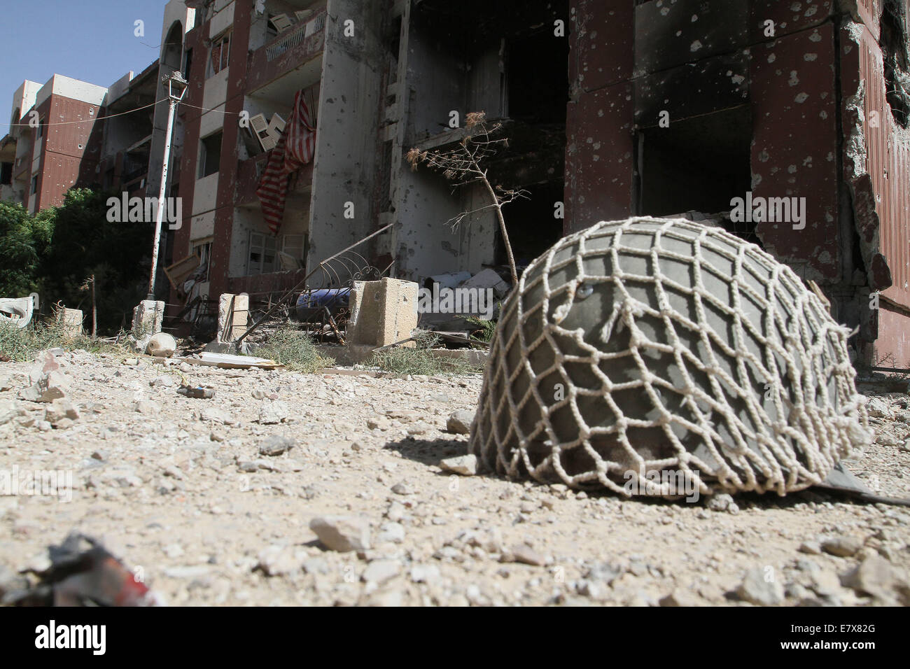 Damaskus, Syrien. 25. September 2014. Ein Helm wird bei Adra Al-Omaliya in der Landschaft von Damaskus, Syrien, gesehen, die syrischen Truppen von Rebellen im Rahmen eines Angebots, ebnen den Weg für weitere Städte in Ost Ghouta, einschließlich der Stadt Duma, in den südlichen Teilen des Landes, 25. September 2014 Beschlagnahme zurückerobert haben. Syrischen Journalisten wurden in einer Regierung organisierte Tour am Donnerstag in der Stadt gebracht. Vor zwei Tagen, kündigte die Armee es Kontrolle über die angrenzenden Adra al-Balad Gemeinde ergriffen hatte, nach Beseitigung der "großen Zahl von Terroristen". Bildnachweis: Bassem Tellawi/Xinhua/Alamy Live-Nachrichten Stockfoto