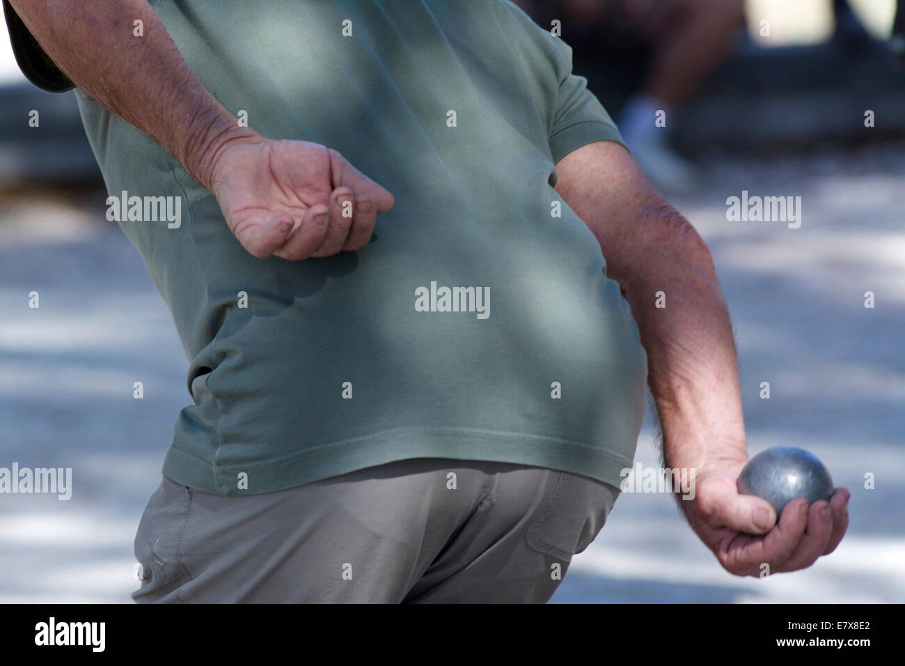 Man hält Metallboule während des Petanque-Spiels in der Provence, Frankreich Stockfoto