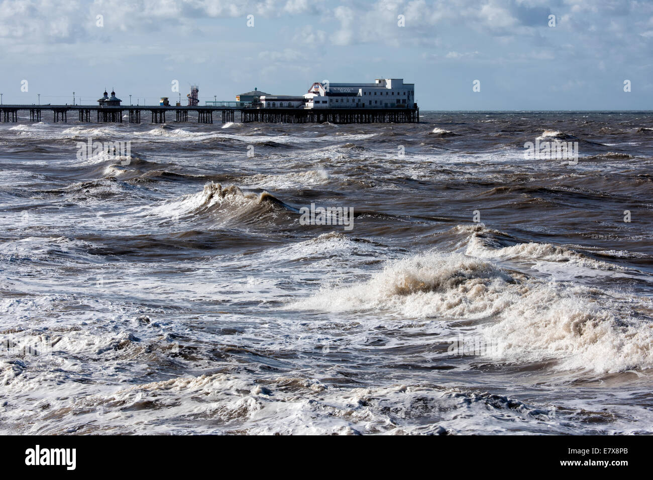 Raue See die Promenade und North Pier in Blackpool, Lancashire Stockfoto