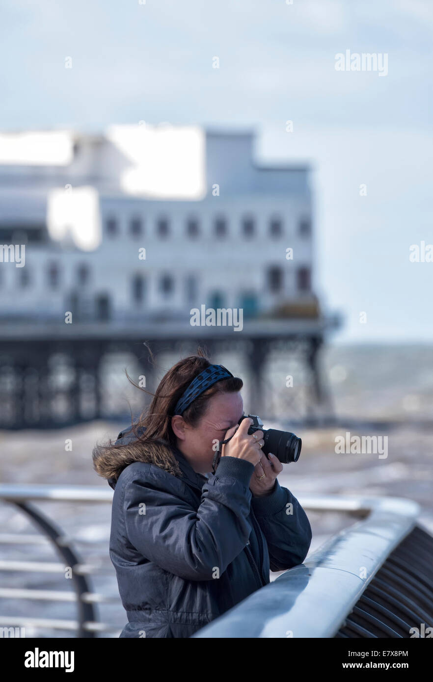 Fotografin Fotografie auf Blackpools Strandpromenade. Teil der North Pier ist im Hintergrund Stockfoto