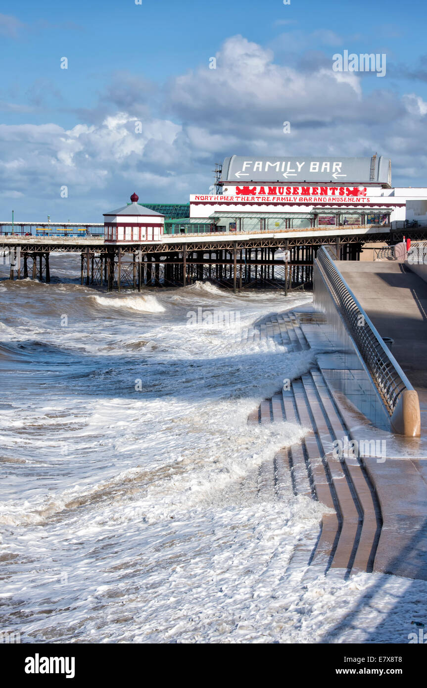 Raue See die Promenade und North Pier in Blackpool, Lancashire Stockfoto