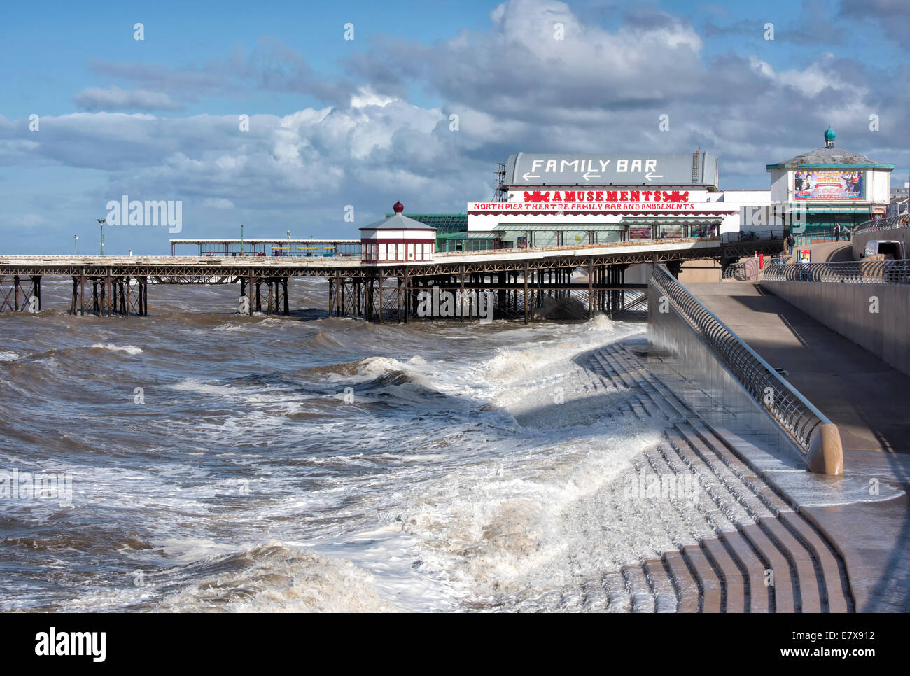Raue See die Promenade und North Pier in Blackpool, Lancashire Stockfoto