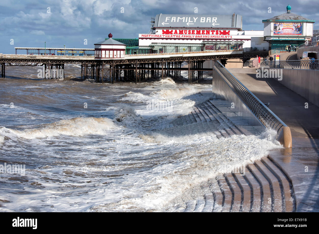 Raue See die Promenade und North Pier in Blackpool, Lancashire Stockfoto
