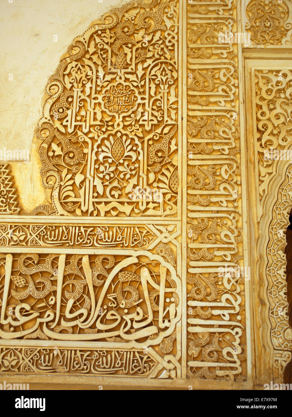 Wanddekoration von Gips Stuck Relief in der Alhambra Palast von ... Wanddekoration von Gips Stuck Relief in der Alhambra Palast von ...