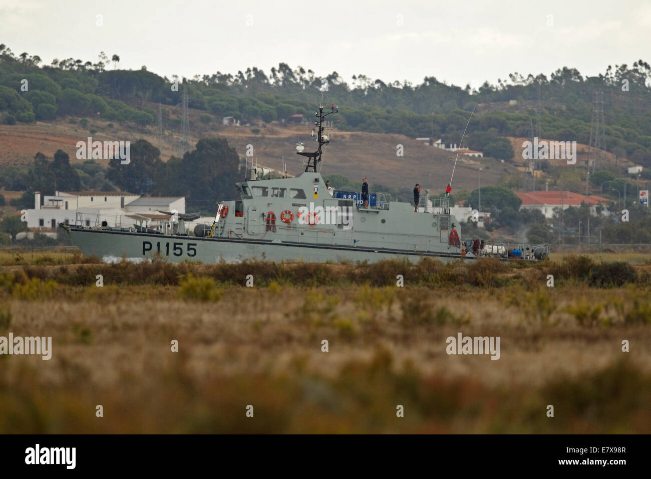 Portugiesische Marinebehälter Segeln auf dem Grenzfluss Rio Guadiana zwischen Spanien und Portugal. Centauro Klasse Fiskalisierung b Stockfoto