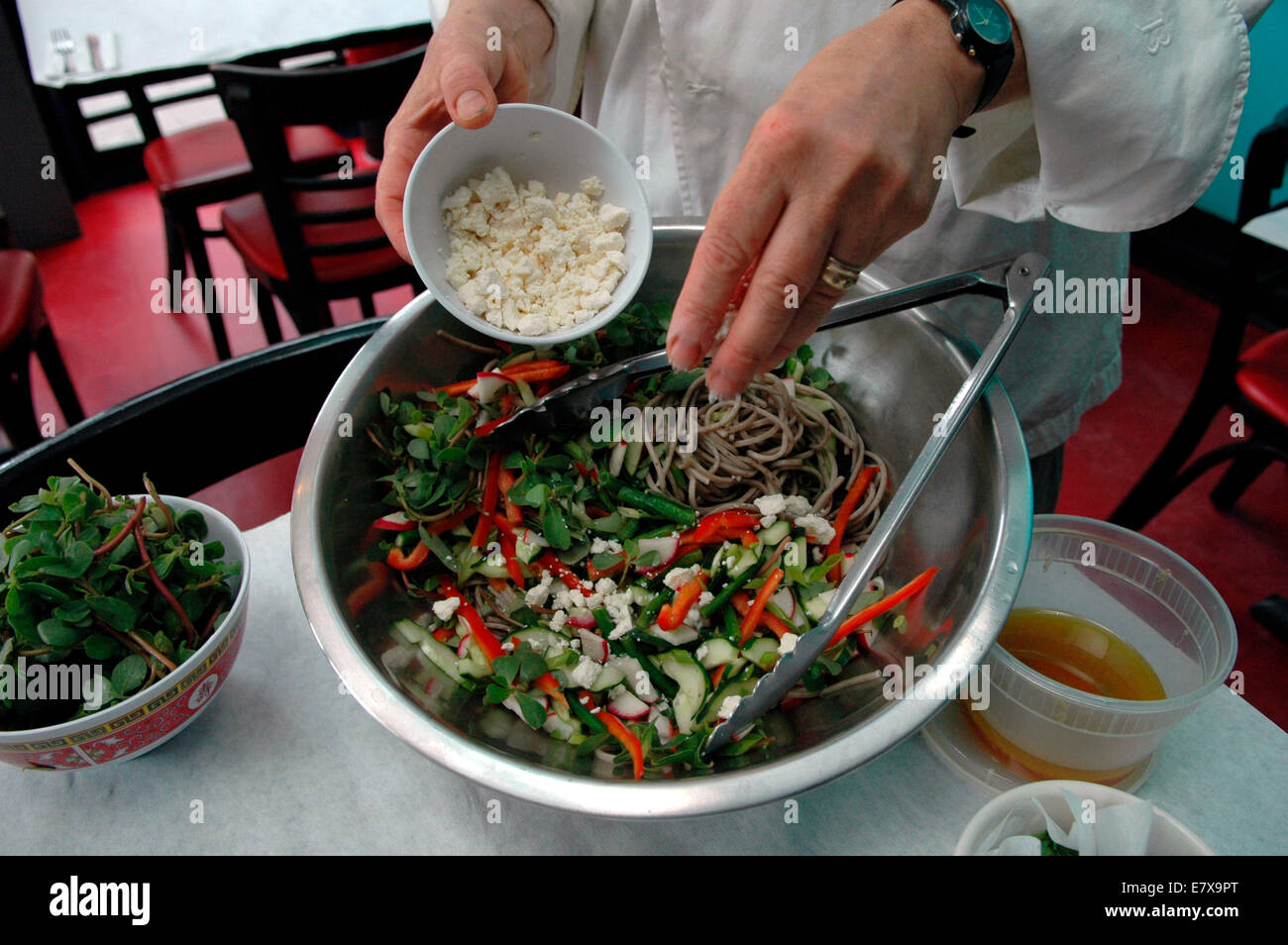 Soba-Nudelsalat mit Sommergemüse und Feta und Zitrone-Soja-Vinaigrette-dressing Stockfoto