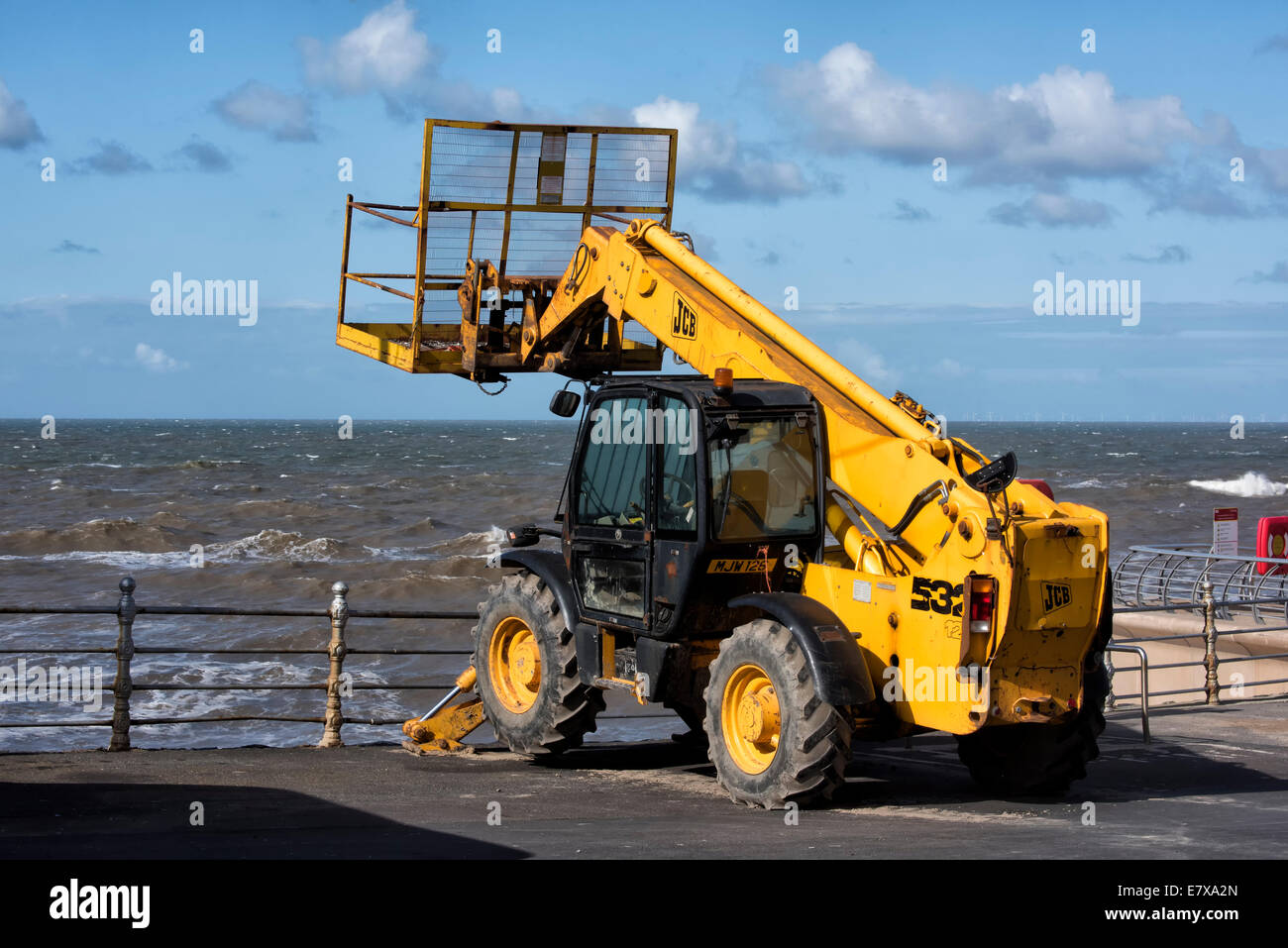 Eine unbemannte jcb Hebezeug oder 'Cherry Picker", die auf Blackpool Strandpromenade geparkt Stockfoto