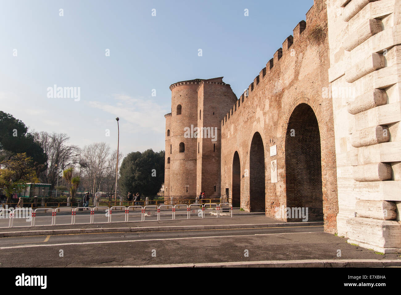 Straße historische antike Mauer Gates Turm Rom Italien Stockfoto