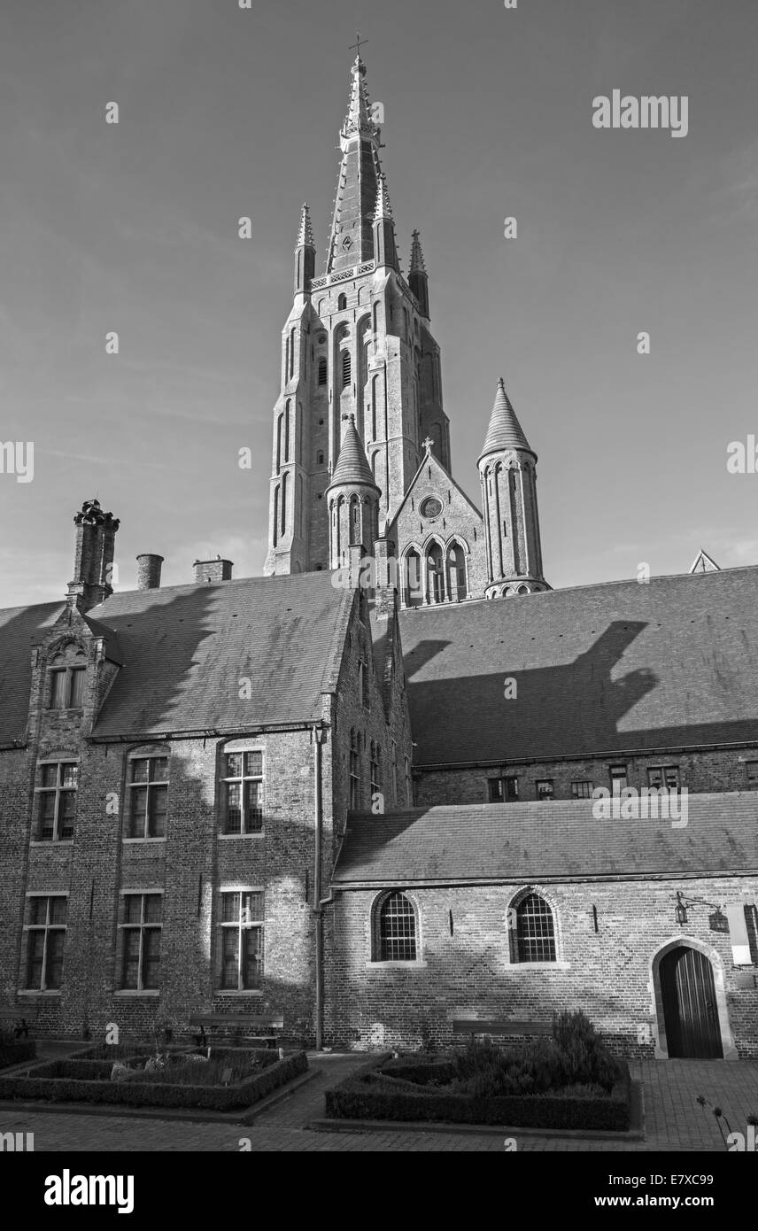 Brügge - Kirche unserer lieben Frau vom Hof des Saint John Hospital (Sint Janshospitaal) im Abendlicht Stockfoto