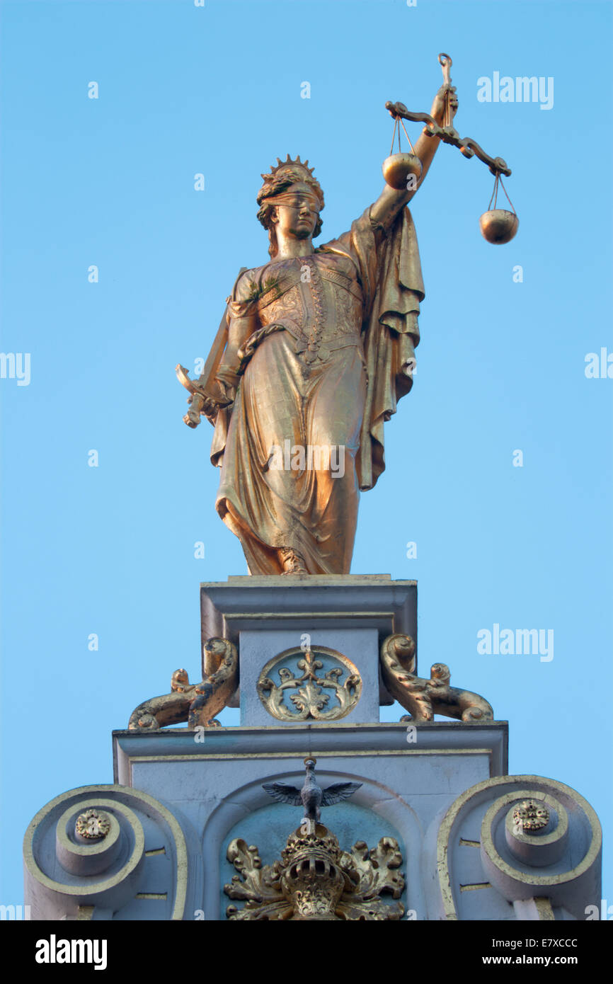 Brügge, Belgien - 12. Juni 2014: Die Statue der Gerechtigkeit an der Fassade des Haus am Burgplatz im Morgenlicht. Stockfoto