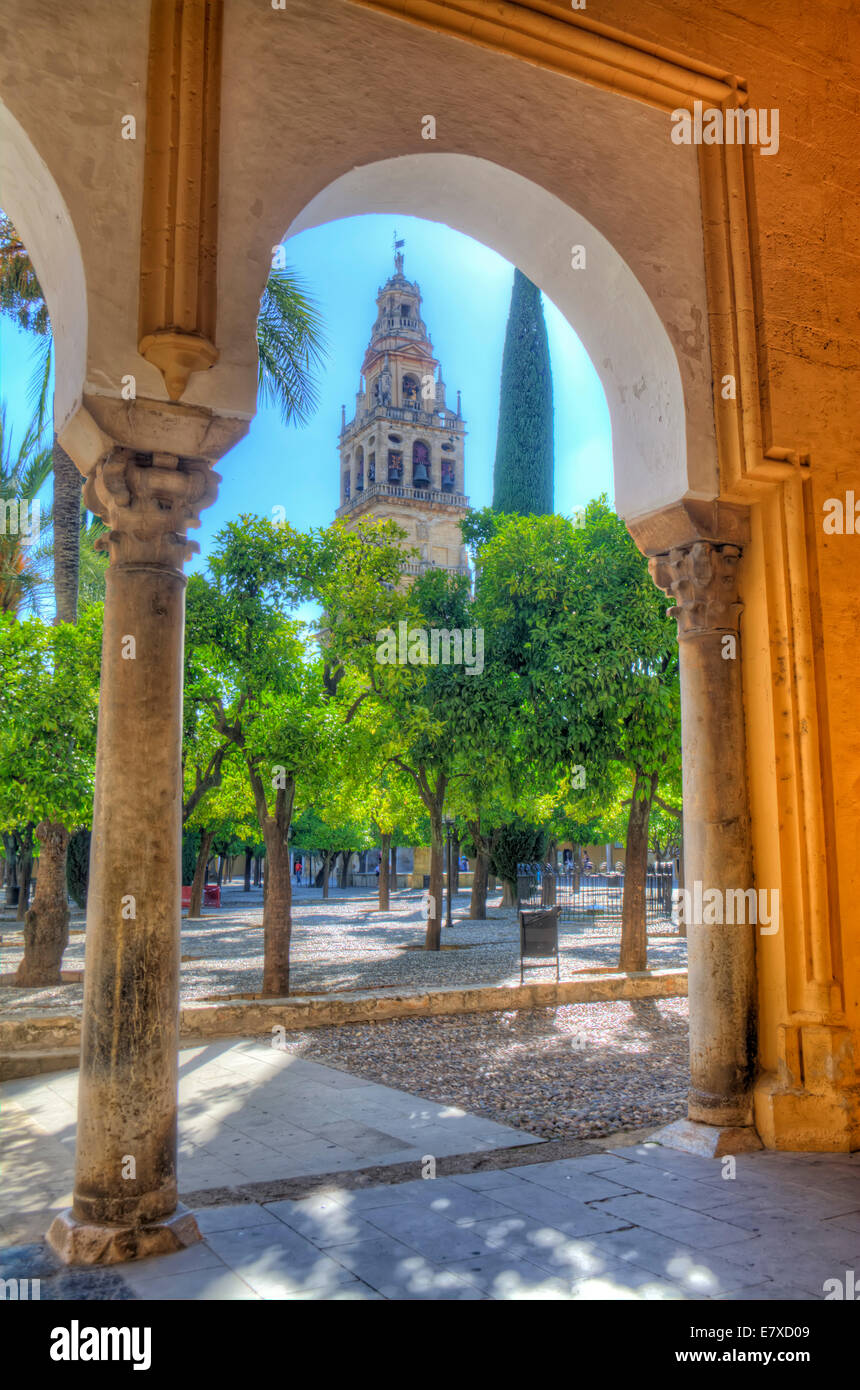 HDR-Bild auf den Innenhof der Moschee-Kathedrale von Córdoba, Córdoba, Spanien Stockfoto
