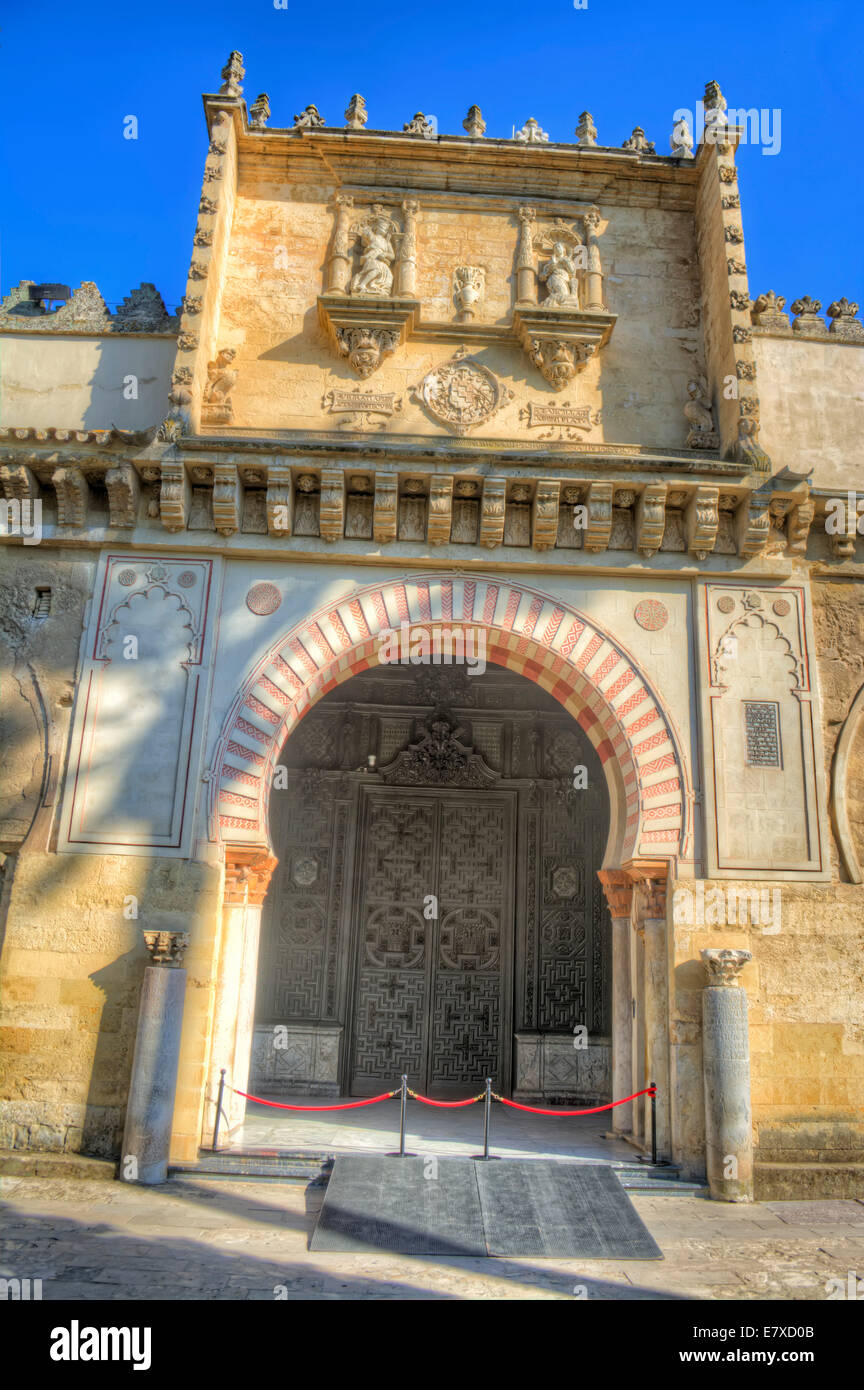 HDR-Bild von der Tür in der Moschee-Kathedrale von Córdoba, Córdoba, Spanien Stockfoto